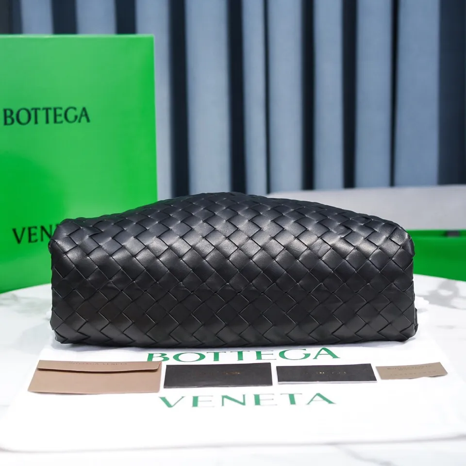 🔥🔥The counterattack of the popular Bottega Veneta started with this series of cloud bags, which went viral in the fashion circle and started a craze! Out of stock, out of stock, out of stock... One piece is hard to find, super hard to buy, regardless of age, season, or occasion. Very classy. Really, if you carry this on the road, it will turn heads! This is also the reason why this series is so expensive. Large size: 38*20*8.5cm [Big Cloud Weave] Black